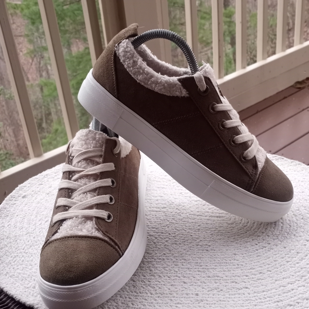 NWOT Soda Brand Faux Fur Sneakers